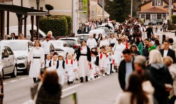Branje grojzdja Pregrada 2025. – Dječji vrtić “Naša radost” Pregrada u povorci beračica i berača