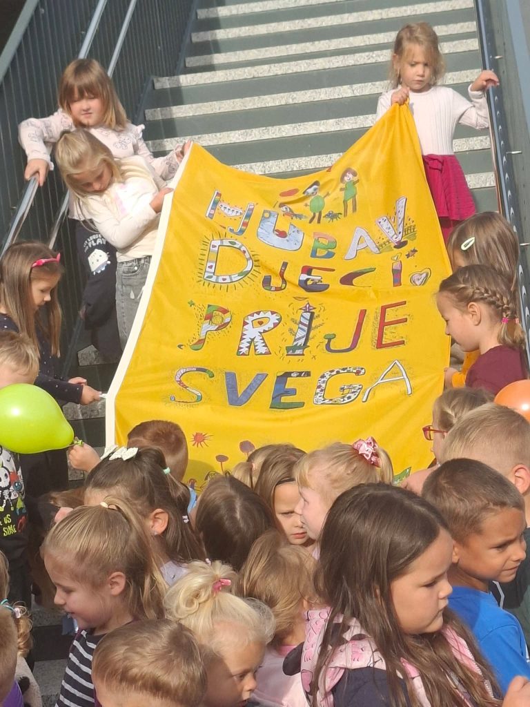 Djeca drže transparent „Ljubav djeci prije svega”, Dječji tjedan 2026.